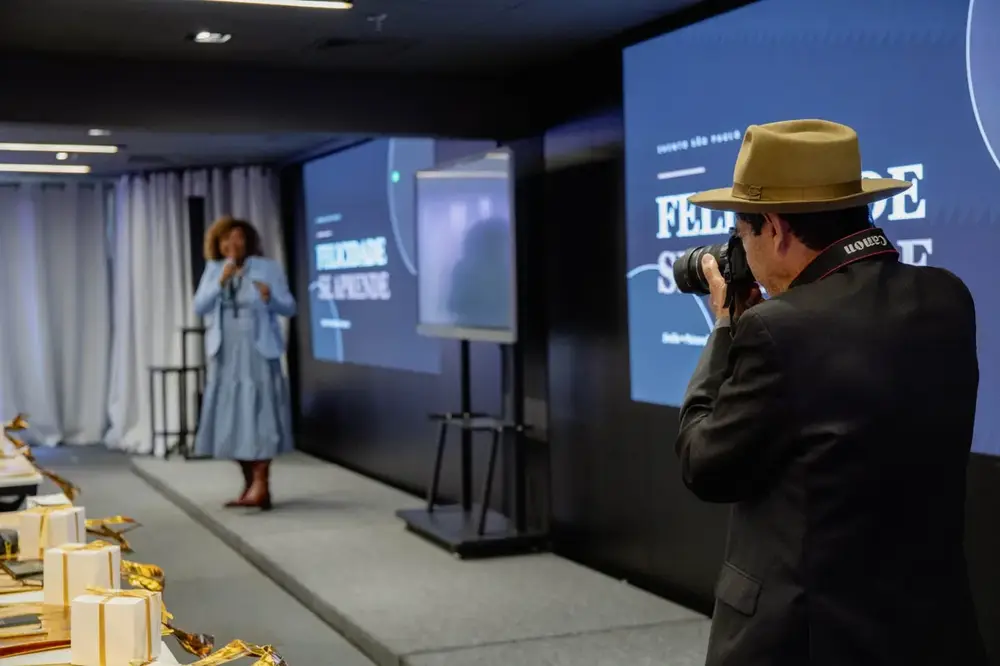 Emília sendo fotografada durante palestra